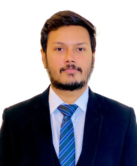 Foto de celular de um homem de terno na frente de uma parede branca