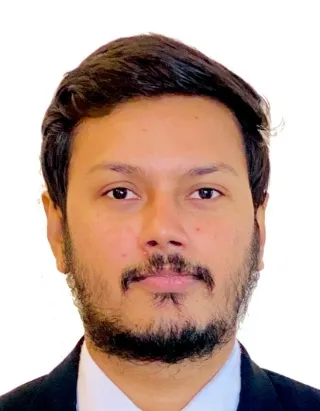 A mesma foto cortada em 35 x 45 mm, com a cabeça no tamanho oficial e guias de medida